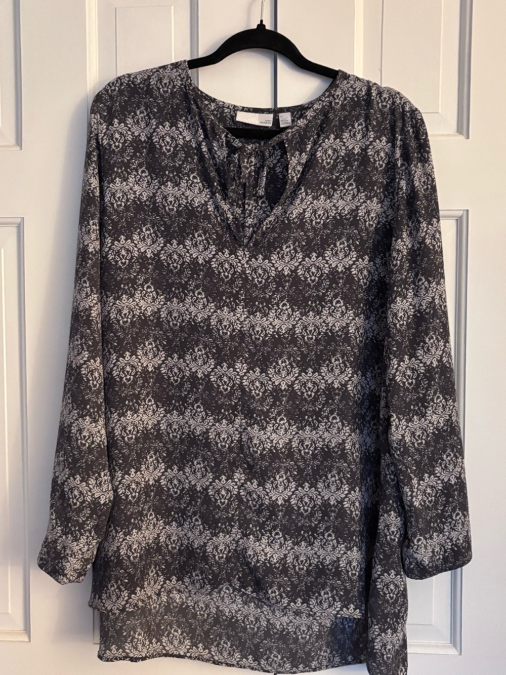 14th & Union Grey and White Patterned V-Neck Tunic